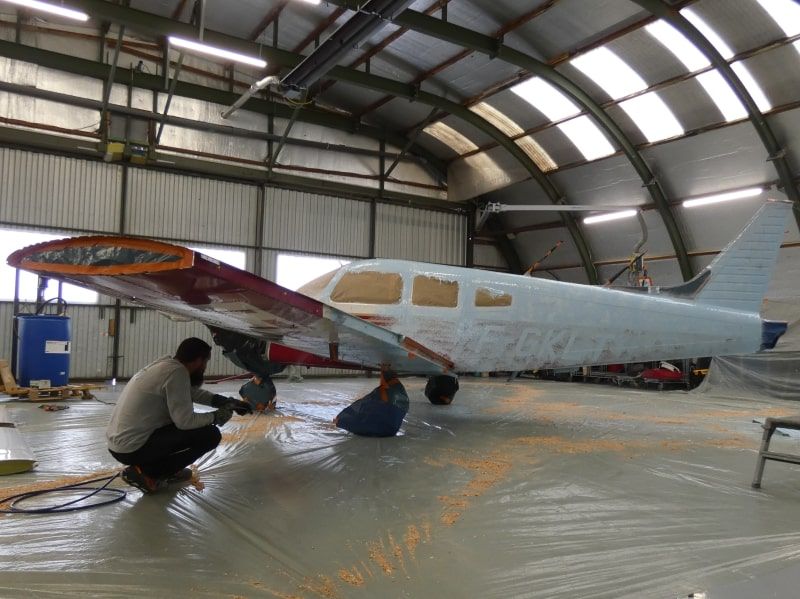 Piper Archer II F-GKLT peinture par aerostyll aeronautical paint white blue orange blanc bleu aerospeed