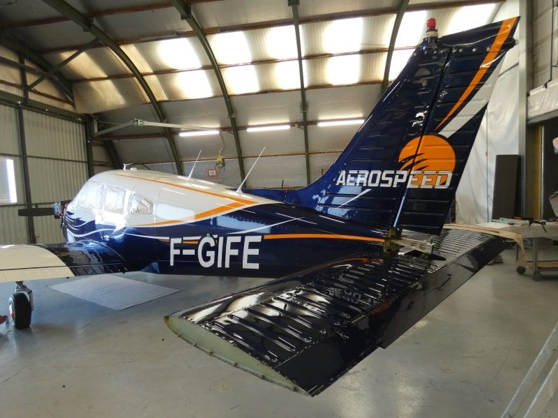 Piper Arrow PA28 F-GIFE peinture par aerostyll aeronautical paint white blue orange blanc bleu aerospeed