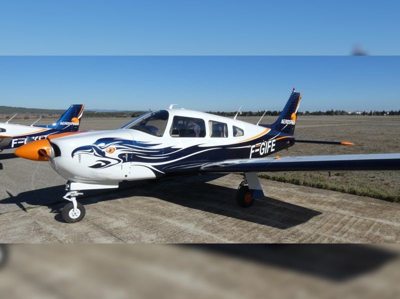 Piper Arrow PA28 F-GIFE peinture par aerostyll aeronautical paint white blue orange blanc bleu aerospeed