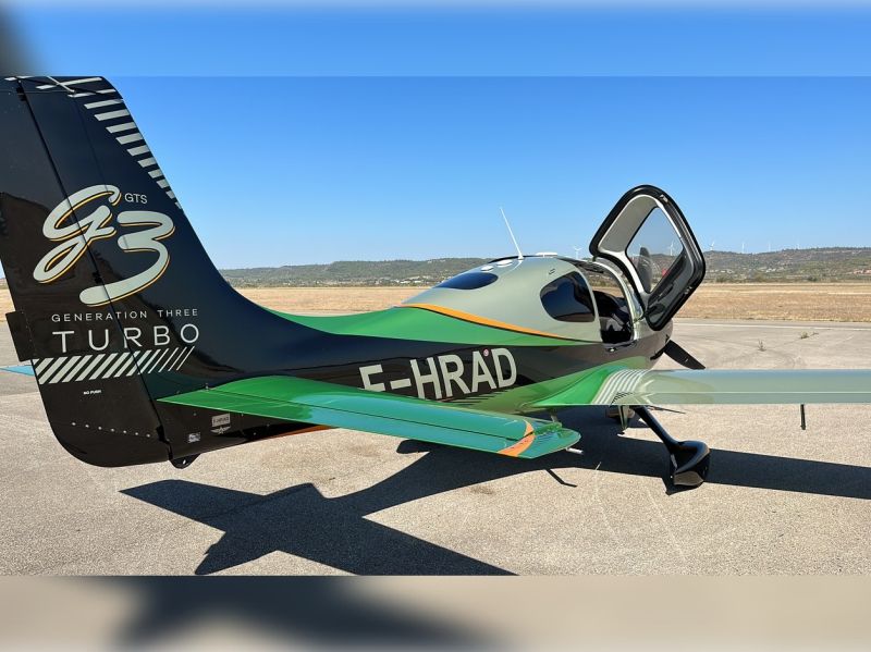 Cirrus SR-22 3G F-HRAD N122PB peinture aéronautique aeronautical paint by AEROSTYLL design modern